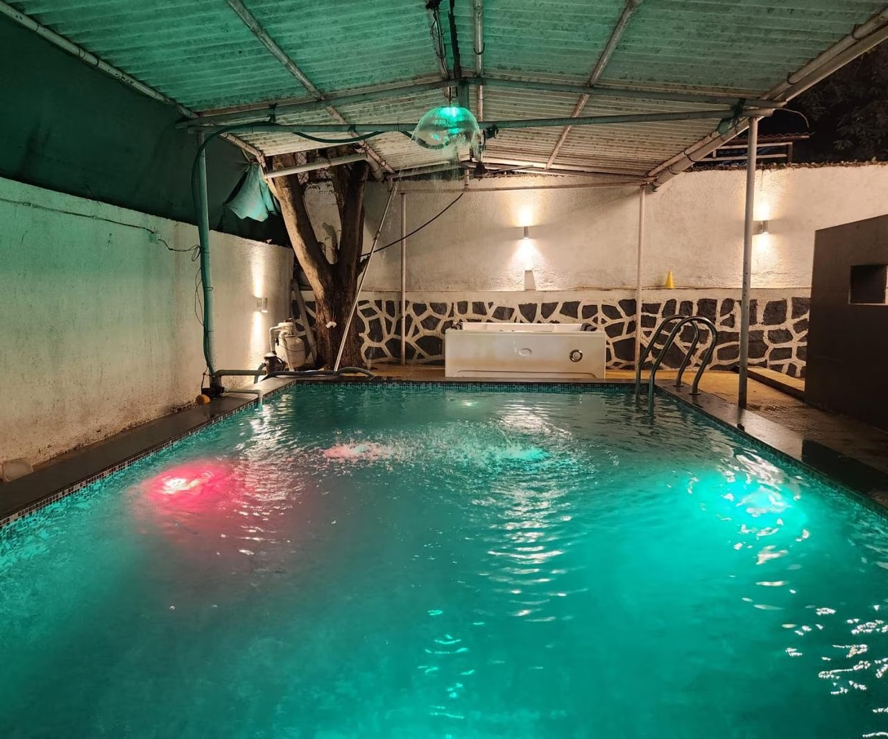 2BHK-VACTIONBUDDY SERENE VILLA WITH POOL & JACUZZI - KARJAT